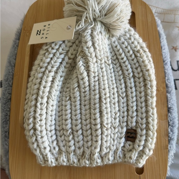 NWT Billabong Knit Beanie with Pom - Picture 6 of 6
